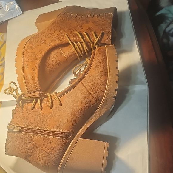 Comfoert Floral Tan Laced Ankle Boots NWOT - Picture 1 of 11
